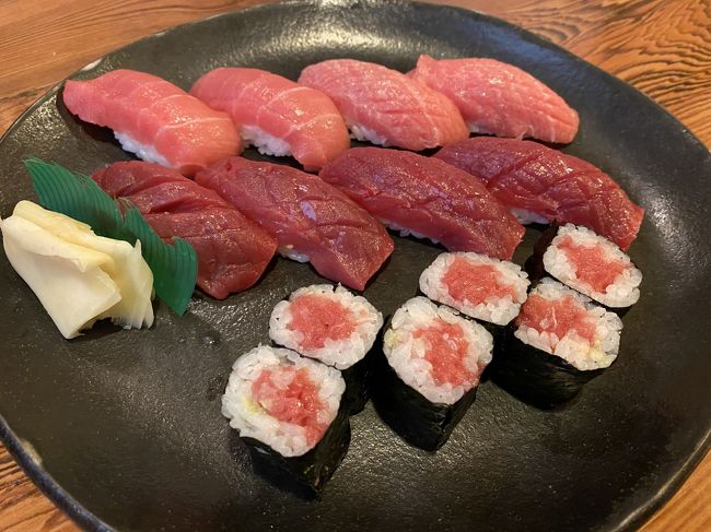 Go To 東北の旅4日目<br /><br />朝食後は雨の中、星のリゾート奥入瀬渓流ホテルの敷地内を通って、立田の滝まで歩いてみました<br /><br />その後は下北半島へ移動し、一度は行ってみたかった大間まで走り、美味しいマグロを堪能しました<br /><br />豪雨でジェットスキーのように道路にたまった水の上を走って戻り、恐山へ<br /><br />普段でも恐ろしい雰囲気がありそうでしたが、雨の中なので更に怪しい空気が流れ、なんとも言えない趣がありました<br /><br />しかし、いつも感じるの感じるのは、こんなアクセスの不便な場所でも何処でもお供えをしたり、お参りをする人たちがいると言うことは、世の中にはそれだけ悩んでいる人が多いってことな訳で・・・それを考えれば、私ゃー幸せな訳で、ありがたいことだと思います<br /><br />=== Go To 東北 旅程表 ===<br /><br />10/1 鹿児島 - 伊丹 - 秋田 レンタカーで田沢湖高原温泉郷へ<br /> 駒ヶ岳グランドホテル泊<br /><br />10/2 秋田駒ヶ岳 八合目からトレッキングで1周コース<br /> 八幡平アスピーテラインを走り<br /> 八幡平ビジターセンター前の大池を少し散策<br /> 八幡平レストハウスから見返峠に歩き、ガマ沼経由で山頂(1,613m)ま でを往復してレストハウスに戻る<br /> 八幡平マウンテンホテル泊<br /><br />10/3 八幡平アスピーテラインを戻り、大湯ストーンサークル館へ<br /> 十和田湖経由で奥入瀬へ<br /> 銚子の大滝Pに車を止め、阿修羅の流れまでを往復して戻る<br /> 星のリゾート奥入瀬渓流ホテル泊<br /><br />10/4 下北半島を北上し、大間の寿司屋でマグロなど味わう<br /> 引き返して恐山に参拝<br /> むつグランドホテル泊<br /><br />10/5 雨と雷雨注意報のため仏ヶ浦は断念<br /> 青森県観光物産館へ向かい新米を予約<br /> 三内丸山遺跡を見て歩く<br /> 青森 - 羽田 - 鹿児島