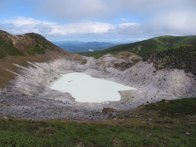 八幡平頂上から田代沼、蒸ノ湯(ふけのゆ)温泉、大沼、後生掛(ごしょうがけ)温泉、秋田焼山(やけやま)と経由して玉川温泉までトレッキング。