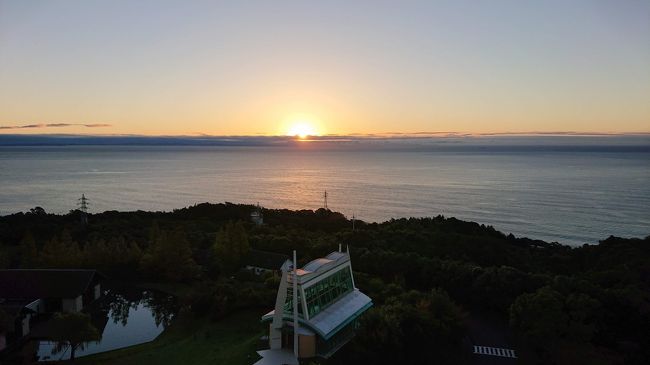 10月10日は年に一度の結婚記念日（一度だったかな？(笑)）<br />10日は用事があるので、１１日～１２日にかけて記念日旅行に出かけました。<br /><br />地元かながわ再発見（かながわ県民割）は旅好きな皆さんならご存じですよね。10月初めに発売したところは１週間,を待たずに完売とのことで、甘くないですね。利用できた方はいらっしゃいますか。<br />大手は諦めて、地元密着代理店経由でツアーを組んでいただき、記念日旅行に行ってきました。<br /><br />国内宿泊料金　　　　　46,800(ヒルトン小田原　２食（夕／朝））<br />国内食事代金　　　　　22,000(アッシュエム　12日ディナー　11,000×2）<br />GO TOトラベル　　　-24,080(地域共通クーポン券10,000）<br />かながわ県民割　　　-15,000<br /><br />合計                  29,700円<br /><br /><br />