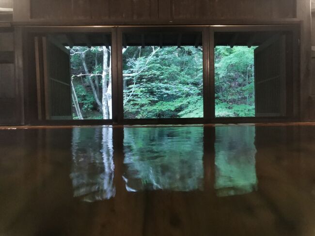 コロナで旅行にも行けず、暇をしていたGWの6か月前から予約を入れ、念願の「山みず木」にようやく行ってきました。<br />日帰り温泉ではよく行ってたのですが初めての宿泊、29年目の結婚記念日をゆったり温泉旅館で楽しめ、くじゅう花公園でも癒されてきました。<br /><br />黒川温泉の他の旅館宿泊記もグループにしてますので覗いてください。