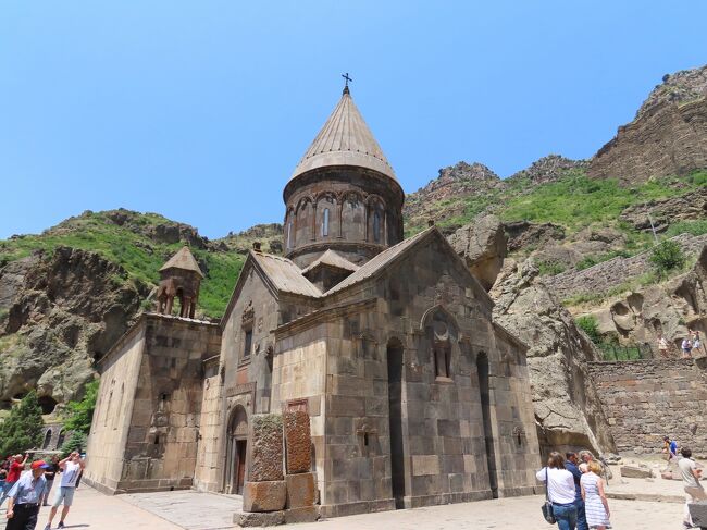 アルメニアの世界遺産「ゲガルド修道院とアザト川上流域」。この地域は4世紀から13世紀の修道院などが残っています。<br /><br />首都エレバンから余裕で日帰りできるということで早速行ってみました。