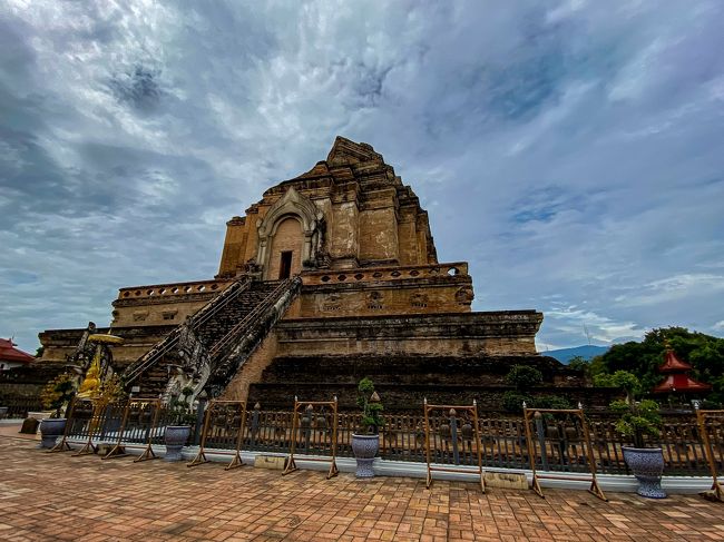 タイ国内初出張。<br />出張先はチェンマイ。<br /><br />出張とは言え営業同行なので、正直何から何まで手配してもらい、ただ付いて行くだけなので、仕事と言えないかもしれない・・・<br /><br />出張？最後は、巨大な仏塔で有名なワットチェーディルアンへ。<br />余りにも素晴らしく、写真を撮りまくりながらゆっくり見学した。<br />大満足で食事に向かうが、まさかの休業中・・・・<br />仕方がないので、空港ターミナルでカオソーイとビールで〆た。<br /><br />