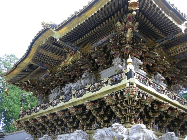 2020年10月3日(土)~10月5日(月)の2泊3日、Go Toトラベルを利用して10数年ぶりの日光を訪れました。コロナ禍で外国人観光客が激減した日光ですが、少しずつ日本人客が戻ってきているようでした。<br />東武鉄道「まるごと日光東武フリーパス」を利用して東京からの往復と日光エリアのバス乗り放題になります。さらにこのチケットで9/7~10/6の期間限定で特急料金 50%オフになるという大盤振る舞いです。さらにさらに東武トップツアーズの「日光・奥日光まんきつ2DAYパスポート」を2200円で購入、日光東照宮をはじめとした主な観光施設がすべて無料になりました。その上Go Toトラベルキャンペーンで割引された宿泊代金の15パーセント相当の地域共通クーポンまでもらってしまいました。おかげでご当地についてからはほとんどお金を使わない旅になりました。<br />旅行記その3は日光東照宮エリアです。改修工事が終了してきれいになった東照宮を巡ります。