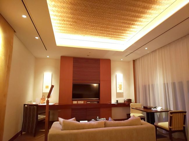 【ペニンシュラ東京お部屋紹介(前編)～Staycation at THE PENINSULA TOKYO vol.1】のつづきです。<br /><br />2020年9月下旬、ペニンシュラ東京の特典たっぷりなプランでステイケーションしてきました。<br /><br />このプランを知ってすぐ、数種類から選べる「体験プログラム」の中で一番人気と思われる「ヘイフンテラス」のシェフによる点心クッキングクラス（曜日限定）への申し込みありきで日程を決めたので<br />7月初旬には予約完了し、とても楽しみにしていたホテルステイでした♪<br /><br />その後、go toトラベルの東京都除外や10/1以降の東京都参加決定など情勢がめまぐるしく変わりましたが<br />結局この予約に関しては変更などせず当初の予定のまま決行。<br /><br />10/1からgotoに東京都が加わると発表された直後の宿泊だったので「日程変更する人も多いだろうから空いてるのでは？」と思いきや、滞在中になかなかの稼働率を感じさせるホテルステイでした。さすがペニンシュラ。<br /><br /><br />【概要】<br /><br />　　THE PENINSULA TOKYO 「We meet again～The Eight Loves of The Peninsula Tokyo」<br /><br />　　9/21 プレミアルーム宿泊（デラックスルームからアプグレ）24時間ステイ<br />　　9/22 15:00 check out<br /><br />　　https://www.peninsula.com/ja/tokyo/special-offers/rooms/8-loves-of-to