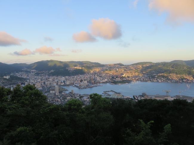 お盆時期であれば家族全員都合が合うので、まず日程だけ押さえ、行き先は家族会議で決め、2か月ほど前に予約<br />ちょうどジャルパックで2万円の割引クーポンが使え、自分と妻で予約を分け▲2万円×2となりました<br />娘の修学旅行が長崎ではありました(す)が、自分的には初めて(一度駅前に数時間立ち寄っただけ)の長崎のため、定番の観光地と娘たちの希望でハウステンボスを巡ってきました