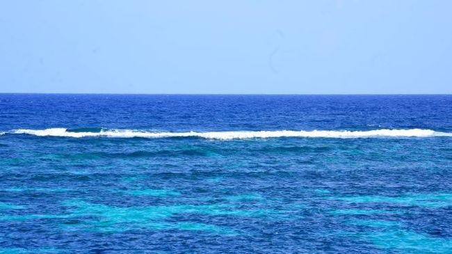 前々から行ってみたかった宮古島、８月家族で行ってきました。台風が近くを通過した為二日目は生憎雨風強かったですが、一日目、三日目、四日目は天候にソコソコ恵まれ楽しい家族旅行となりました。<br />宮古まで飛行機、そこでレンタカーを借りて宮古島、来間島、伊良部島を一周し、楽しみました。<br /><br />着いた日；シギラ海岸でのシュノーケリング、潮も良く、海亀・クマノミとかも見えて子供達は大喜び、また夜の花火も楽しかったです。<br />二日目；台風通過で風強く、来間島でのグランピングのバーべキュー、海遊びは残念ながらお流れ。<br />三日目；午前１０時過ぎから晴間が見えて、与名間前浜、砂山ビーチ、池間大橋、東平安名崎と回り、最後伊良部大橋を渡って伊良部島に宿泊。<br />伊良部島の宿泊設備は新しくて清潔、部屋も2Bedルームで広く、プールも付いてて、オマケに冷蔵庫の飲み物タダ、何か得したみたい！　<br />前日の口惜しさが吹き飛び?　非常に楽しかったです。<br />四日目；朝早く島をドライブ、特に伊良部島の高台からの伊良部大橋一望は<br />非常に素晴らしかった。家族の記念撮影の良い場所となりました。<br /><br />PS;家族の入った写真は割愛しましたので悪しからず！