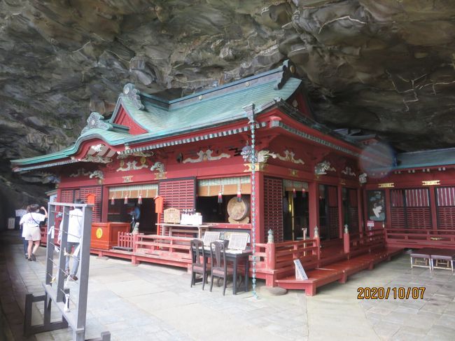 ２月の台湾旅行以降、コロナの外出自粛要請から３月の妻との台湾旅行をキャンセル。それでもダメもとで８月に再予約を入れていたけど、これもあっさり流れてしまいました。その後、ずっと近所の散歩とジョグの毎日でしたが、政府が打ち出したGo-toトラベルでの人の動きを受けて、さすがに旅への気持ちが抑えきれず、観光庁がお示しの新しい旅のエチケットを意識して、まだ訪ねたことのない宮崎を選択。　当初2泊3日の予定でしたが、台風14号で帰りの飛行機が欠航となり一泊延長。おかげで予定していなかった場所へ訪れることもできました。訪ねた先は宮崎定番の観光先ばかりですが、妻とは今年初めての旅行でもあり、思い出の記録として投稿しました。<br />１日目は日南方面への旅です。