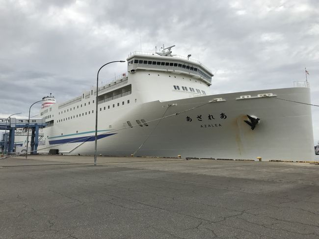 もう定番になってしまった9月のシルバーウイーク北海道旅行。<br />新潟県からは引っ越してしまったのだけれど、やっぱりフェリー旅は便利なので、わざわざ新潟まで出てフェリーで北海道へ。<br /><br />関東なら、大洗からフェリーもあるけれど、諸々考えると、新潟からの方が安くて便利。<br />何しろ、9月発の新日本海フェリーにはGOGO秋旅割引という強い味方が。<br />私もようやくGOGO割の権利が。。。(苦笑)<br /><br />今回は新潟で前泊。12時発なので早起きすれば、前泊の必要はないけど、新潟の居酒屋利用とか、新米買うとか、笹だんご買うとか、いろいろ都合もあるし。<br /><br />表紙写真は、乗船した船あざれあ<br /><br />今回の日程です。<br /><br />2019年9月17日(火) 新潟前泊<br />2019年9月18日(水) 新潟 12時発 小樽行きフェリー<br />2019年9月19日(木) 小樽 4時半着 夜 友人夫妻と飲み会 札幌泊<br />2019年9月20日(金) モエレ沼公園 観光 夜 友人グループと飲み会 札幌泊<br />2019年9月21日(土) 釧路経由 根室泊<br />2019年9月22日(日) ウトロ泊<br />2019年9月23日(月) 知床観光船 網走泊<br />2019年9月24日(火) 旭山動物園 旭川泊<br />2019年9月25日(水) 小樽 17時発 新潟行きフェリー<br />2019年9月26日(木) 新潟 9時15分着
