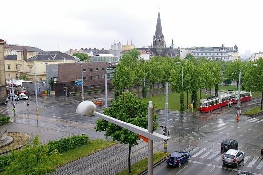 2007年に一人旅した時の旅行記です。。。<br />毎年恒例となっている海外一人旅。<br />2006年に台湾に行ったときに、チャイナエアラインが台北~ウィーン路線を開設することを知りました。 そこで、今度は台湾経由でオーストリアまで足を運んでみました。<br />オーストリアではウィーンに4泊、ザルツブルクに1泊。そしてオーストリアからの帰りに台北で1泊。 6泊と機内2泊という9日間のきままな一人旅です。<br />ヨーロッパの一人旅は今回が初挑戦。さてどうなりますか。。。<br />撮影:PENTAX *ist DS, PENTAX DA 21mm F3.2AL Limited