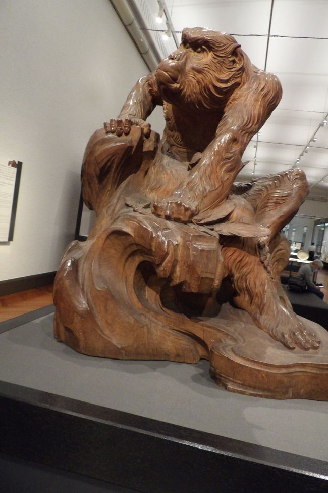 　上野にある東京国立博物館（東博）本館１Fのミュージアムショップの手前は現代の美術展示室である。<br />　今回は高村光雲作の「老猿」が久し振りに展示されている。重要文化材であることが実感できる木彫りの像である。<br />　また、鷲（わし）置物も別の作品が特別展で展示されており、写真を撮った。この鷲（わし）置物はここ現代の美術展示室では良く展示される一品であろうか。<br />　やはり、富士山の絵は気になるところだ。七宝富嶽図額（重要文化財）が展示されているが、七宝であることは分からなかった。少なくても、七宝で絵を描き、額にしたものは初めて見るものだ。<br />（表紙写真は老猿）