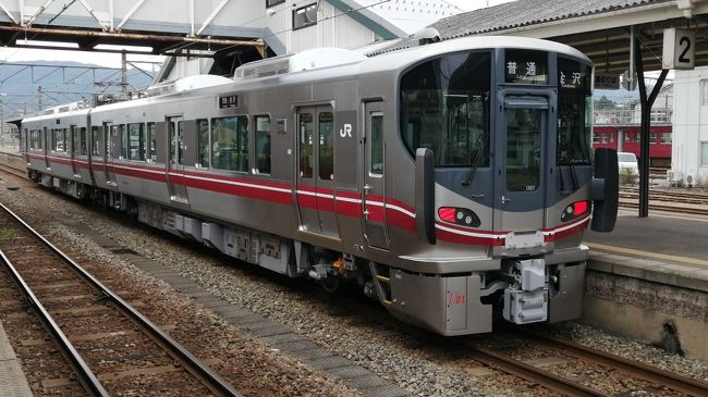 鉄印帳を購入してパラパラめくっていたら空白のページが空しい・・やっぱり埋めていきたいよなぁ、当然ながらそんな気が起きて、週末は手っ取り早く5社ほど乗れる北信越~北陸へ。<br /><br />時刻表を駆使するほどではないけれども、鉄印ゲットする駅と列車とのダイヤ見ながら、ページめくりながらスケジュール組むのも面白いよな、と前週の九州に続いて鉄だけの旅行になりました。<br /><br />行くのを決めたのが前日だったので、夜中まで時刻表を確認。<br />普通列車だから予約いらないけれども、鉄印購入するのにどのくらい時間かかるのか、鉄印購入して10分で乗り継ぎできるか、とか。微妙な乗り継ぎなどなど。でも、計画自体が一番楽しい時間かと思います。<br /><br />■ルート<br />10/2 高崎-横川(バス)軽井沢-小諸-長野-妙高高原-直江津-泊-富山-金沢(泊)<br />10/3 金沢-七尾-穴水-七尾-金沢-小松-小松AP-羽田AP<br /><br />この旅でゲットした鉄印<br />・しなの鉄道<br />・えちごトキめき鉄道<br />・あいの風とやま鉄道<br />・IRいしかわ鉄道<br />・のと鉄道