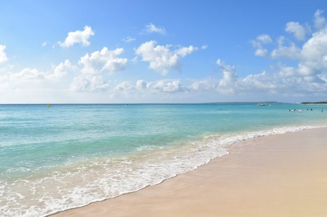 新型コロナでどこにも行けず沈んでいた今年の夏…。<br />そんな折発表されたGoToトラベルキャンペーン。<br />宮古島には行きたかったけれど、リゾートホテルの一人泊は割高&車の運転が得意ではないという事で二の足を踏んでいましたが、このチャンスを逃しては次は無い!ということで、対策バッチリで出かけてきました。<br />直前に台風14号が発生し、やきもきさせられましたが、台風も反れて宮古ブルーの海を堪能できた素晴らしい旅となりました。