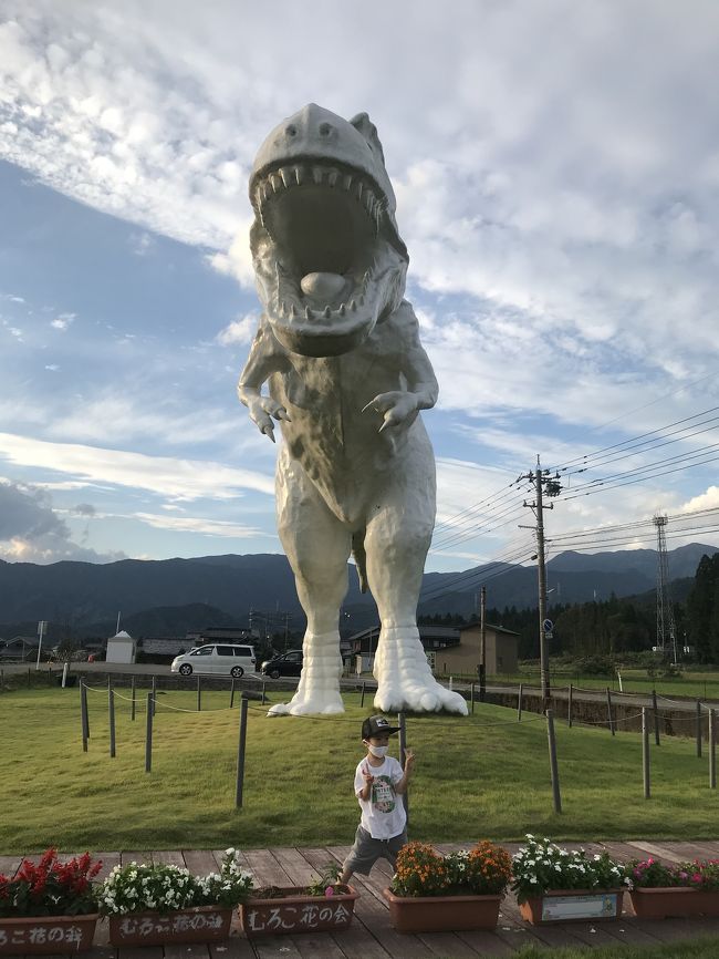 シルバウィークはバンコクに行って象に乗る予定がなくなったため、子どもが1番ハマっている恐竜を見るために福井へ!大人は温泉に浸かりたいと芦原温泉もついでに。Gotoキャンペーンでいつもの安旅が少しグレードアップして大人も子どもも大満足の旅でした。<br />とは言いつつシルバーウィークをなめてました。。。自宅からから福井まで車で片道4時間ちょっとのところを7時間半。着いてすぐ道の駅で温泉に入ったのに写真を撮り忘れてます。
