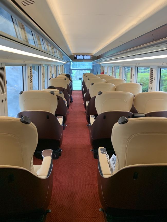 今年はニューヨーク旅行をコロナキャンセル<br /><br />変更した奄美旅行も愛知の緊急事態宣言と鹿児島や与論島での感染拡大からキャンセル<br />うーん どうする<br /><br />悩んだ末に緊急事態宣言解除の日に岩手へ出発<br />八幡平の高原でマスク外して美味しい空気を味わいにいきましょ<br /><br />せっかくJGCにもなったし飛行機で行こう<br />コロナ禍の2020年3月にデビューし乗れていなかった近鉄特急ひのとりも乗りたいから大阪出発だな<br /><br />ちなみに奄美行きの特典航空券は減便のキャンセルで花巻に変更したが、マイルはそのままスライドで使うのではなく奄美分はマイル払戻で、JAL都合の運行中止なので期限間近だったマイルの有効期限がなんと3年に延長!JALのデスクに何度も聞き直してしまった。<br />ニューヨークのウン万マイルも運行状況待つべきだった。。