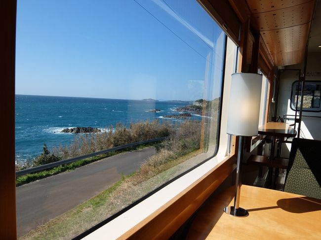 穏やかな海、点々と浮かぶ島。<br />ゆったりとした景色を眺めながらコーヒーをいただく…<br /><br />かつてはJR鹿児島本線でしたが、九州新幹線開業を機に三セクに転換した八代~川内を結ぶ「肥薩おれんじ鉄道」<br />儲からない区間をJRから押し付けられたわけですが、この区間は沿線人口が少ない代わりに車窓が抜群!<br />肥薩だけに必殺なんてね。でも本当に思い出に残る列車です。<br /><br />この夏の豪雨災害で運休していましたが、11月から全線で運転を再開します。がんばれ!