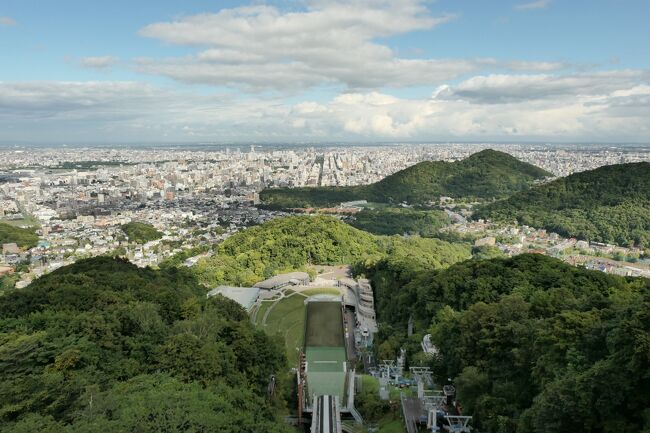 急きょ決めた35年ぶり、4日間(実質観光3日間)の北海道旅行。<br /><br />早くも観光3日目は最終日。<br />今日は積丹半島(神威岬と島武意海岸)に行く最後のチャンスだったのだが、前日夜の天気予報では積丹半島降水確率は低くなく、札幌の方が天気はよさそうだった。<br />これが遠い海外でのことなら強行していただろうが、北海道ならいつでも来るチャンスはある。<br />などと言い訳も浮かんで、結局消極的な策をとり、最終日は札幌観光することに決めて昨夜は眠りについた。<br /><br />1日目に札幌郊外で行こうと思っていたところに行っていたので、今日は札幌の中心地を重点的に観光しようかと考えた。<br />というわけで、最終日は概ね定番の札幌観光となりそうです。