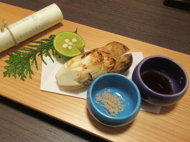 かねてから一度は泊まってみたかった別所温泉「旅館花屋」。<br />”日本一住みたい村” に選定された隣の青木村にある田沢温泉「ますや旅館」。<br />どちらも登録有形文化財に指定されている由緒ある和風旅館です。<br /><br />また、信州上田といえば、この時季盛りの ”松茸” です。<br />別所温泉から少し上の高台に在る食事処「松籟亭」で本場の松茸御膳も味わって来ました。<br />周辺の国宝や重要文化財の社寺と併せ、盛り沢山な女一人旅です。<br /><br />【この旅の全行程】<br />初日 2020/10/13(火)晴れ<br />7:53「上田駅」着 7:59路線バスにて青木村へ 8:24青木村東郷バス停着 大法寺国宝三重塔 五島慶太翁記念公園 日吉神社 「道の駅あおき」の「味処こまゆみ」にて名産タチアカネの天ざる蕎麦 青木村役場 五島慶太未来創造館 田沢温泉「ますや旅館」泊<br /><br />2日目 10/14(水)快晴<br />6:30外湯共同浴場「有乳湯」 8:00朝食 9:00タクシーにて「花屋」へ荷物を預ける (以下徒歩にて) 中禅寺 塩野神社 塩田の館 龍光院 前山寺重文「三重塔」とくるみおはぎ 無言館 生島足島神社 15:33上田電鉄別所線「下之郷駅」発 15:45「別所温泉駅」着 「旅館花屋」泊<br /><br />最終日 10/15(木)くもり<br />8:00朝食 北向観音 安楽寺国宝「八角三重塔」 別所神社 常楽寺 「そば久」にてランチ 外湯「大湯」入浴 「松籟亭」で松茸会席 19:17「別所温泉駅」発 20:46「上田駅」発はくたか576号 21:46「大宮駅」着 <br />