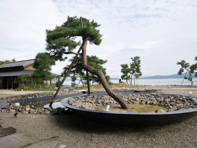 <br />以前より主人が行きたいと言っていた金沢、和倉温泉へ行って来ました。<br />夫婦2人での旅は実に二十数年ぶりです。<br /><br /><br />コロナの感染者数が少しずつ減少してきたタイミングで、GoToキャンペーンを利用してダイナミックパッケージツアーを9月中旬に予約しました。<br /><br />1泊目は金沢駅西口に今年8月に開業したばかりのハイアットセントリック金沢。<br />2泊目はどうせならこの機会に我が家では縁のなさそうな あの旅館日本一と言われた加賀屋に泊まってみようか…<br />でももう少しこじんまりした旅館がよいかな…<br />同じ系列で加賀屋別邸松乃碧というインクルーシブの落ち着いた雰囲気の宿を見つけそちらに決めました。<br /><br />金沢の定番観光を押さえつつ、食と宿を愉しむ旅となりました。