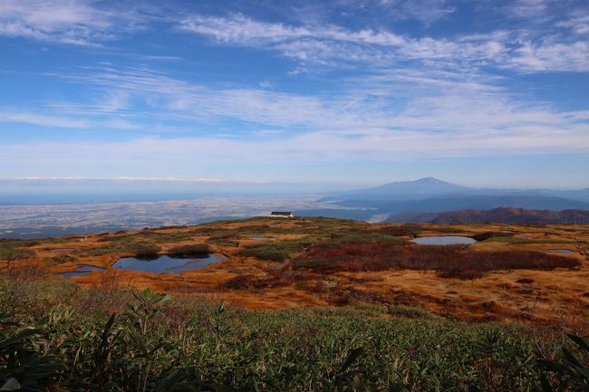 前回の栗駒山紅葉登山に続き、またまた紅葉登山です。<br />あの「神の絨毯」は本当に素晴らしかった！<br />https://4travel.jp/travelogue/11650928<br /><br />今回は栗駒山とどちらに行こうか悩んだ月山へ紅葉登山をすることにしました。<br />今週は金曜日にお休みをいただいたので３連休。<br />天気予報は、金曜→晴れ、土曜→雨、日曜→晴れ。<br /><br />前回の栗駒山は紅葉ということもあり、想像以上の登山客で夜中3:30に到着したというのに駐車場は満車でした。<br />平日の金曜だったら、多少は駐車場の心配はないかな？！<br /><br />ということで、今回は平日登山をすることにしました。<br />月山スキー場のリフトを利用し最短ルートで山頂を目指します。<br />リフトの営業は今週の日曜の10/18でグリーンシーズンの営業が終了になります。<br />これから冬支度が始まるってことですね。