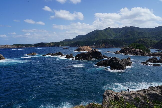 旅の三日目。<br />この日は、7時前に、まずは出雲大社に参拝。<br />月曜日の早朝とあって、参拝客の姿は少なかった。<br />朝食後、宿に荷物を預け、徒歩で稲佐の浜へ向かう。<br />その後、バスで日御碕へ向かい、日御碕神社や灯台周辺を訪ねた。<br />最後に、気になっていた宇龍集落を歩き、旅を終えることにした。