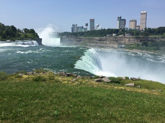 アメリカ側からナイアガラの滝を見るには、ナイアガラの滝州立公園に入園して見ることになります。滝や激流の真横までアクセスすることができるように作られており、水の音とともに臨場感を味わうことができます。