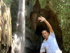隠れ家の滝、タバナンにあるPengempu Waterfall