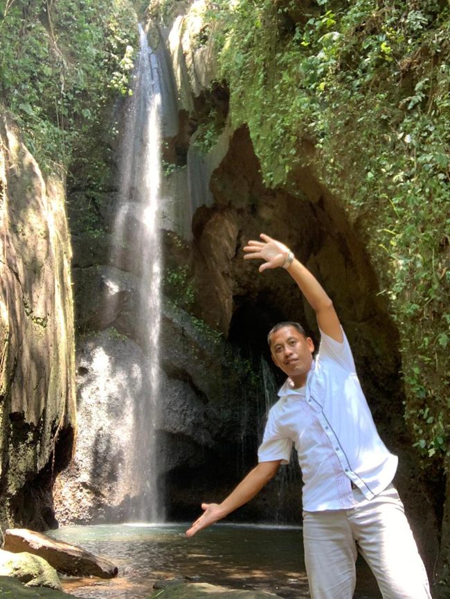 密を避けてバリ島の観光を楽しんでいただける、<br />隠れ家発見しに行ってきました。<br />タバナンにあるPengempu Waterfall、小さな滝で、とても静かです。<br />まだ整備もされてなく、手付かずの自然に囲まれた滝です。<br />豊かな緑と滝のマイナスイオン、たっぷり感じる事ができます。<br />滝壺もあって、ナチュラルプールも楽しめます。