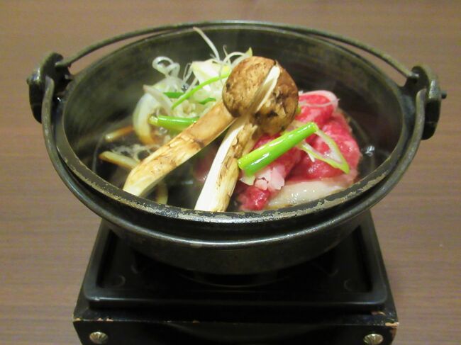 別所温泉から少しだけ高台に在る「松籟亭」で本場の松茸コースを食べてみました。<br />以前、季節限定の松茸小屋「城山園」のビニールハウスのようなお店で松茸コースを食べたことがあったのですが、何か違う?という印象でした。<br />その時、このお店の前を通り「そうよ、こういうお店で食べてみたかった・・」と、妙にそそられたのを覚えています。<br />見た目から来るインスピレーションって意外と的中するものです。<br />今回、青木村の田沢温泉「ますや旅館」と別所温泉「旅館花屋」に泊まった2泊3日の旅の最後を締めくくる夕食で伺った「松籟亭」さんです。<br />10/15現在、地域共通クーポンは使えないお店なのがチョッと残念。<br /><br />旅行3日目最終日 10/15(木)くもり<br />8:00「旅館花屋」にて朝食 北向観音 安楽寺国宝「八角三重塔」 別所神社 常楽寺 「そば久」にてランチ 外湯「大湯」入浴 「松籟亭」で松茸会席 19:17「別所温泉駅」発 20:46「上田駅」発はくたか576号 21:46「大宮駅」着 <br />