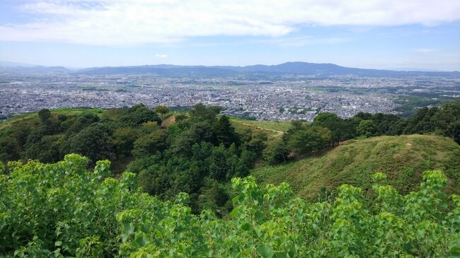 コロナの影響でどこにも行けない鬱憤を晴らしに奈良奥山を駆け巡る、そして誰もいない奈良公園周辺で観光します。<br />コロナの影響で平日の奈良は外国人はおろか日本人観光客も極めて少ない、またとないフォトジェニックな瞬間に恵まれる状況でした。（GotoTravelt東京解禁によって現在はちょっと違っているようですが）<br />運動不足解消も目的に奈良奥山界隈をゆっくり駆け巡ることが目標だったのが思わず奈良観光になってしまうのでした。<br />たっぷりと運動をした後には猿沢池ほとりで暮れゆく夕景を眺めながらビール（もちろん缶ビール片手のおっさんスタイル）です。<br />最初に行ったのはもう半年も前のことになってしまいましたが、最近はまた緊急事態宣言も出ていて遠出ができないので、奈良にはたまに行ってます。