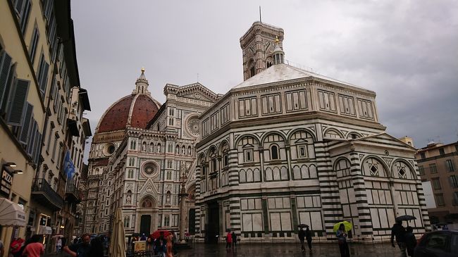 2019年7月にイタリアへ行きました。<br />旅行6日目朝からの旅行記です。<br /><br />前日フィレンツェ入り、この日は月曜日でウフィッツィ美術館等お休みの施設も多いのでフィレンツェ郊外にあるアウトレットモールへ行きました。<br />「THE MALL」だけに行くのであればフィレンツェから直通バスで行くのが手っ取り早いですがこの日のいちばんの目的はプラダのアウトレット「SPACE」なのでハシゴします(^^)<br />①スペース→②モール の順番でなるべく交通費をかけずで行ってみたらこうなったという記録です。<br /><br /><br />スペース→モール間の移動ですが<br />モールで日本人の方に声を掛けられましてお話したところ、同じようにスペース行って、そこから直接モールにタクシー移動したが70ユーロだったとのこと。<br />時間がない場合、それ位のタクシー代を払ってもいい場合は断然その方が楽です!<br /><br />時間はたっぷりある、歩くのはそこまで苦ではない、高額なタクシー代はケチりたい、この場合はモールまでのんびりと電車移動でいってみてください。<br />トスカーナの景色を満喫、あまり人が歩くことないんだろう的な道を歩くのでなかなかの思い出に残ります(笑)<br />・・というか リニャーノ・スッラルノの駅周辺にタクシーがいなくて徒歩<br />になってしまったのでした(´▽`)<br /><br /><br />1日目 羽田発→仁川経由→ローマ着 (ローマ泊)<br />2日目 ローマからカプリ島に移動 (カプリ島泊)<br />3日目 カプリ島滞在 青の洞窟見学 (カプリ島泊)<br />4日目 カプリ島からポジターノ、アマルフィ観光 (カプリ島泊) <br />5日目 カプリ島→ナポリ半日観光後フィレンツェに移動(フィレンツェ泊)<br />6日目 フィレンツェ郊外 アウトレットモール等行く (フィレンツェ泊)★ <br />7日目 午前中ピサ 午後フィレンツェ観光 (フィレンツェ泊)<br />8日目 チンクエテッレ観光 (フィレンツェ泊)<br />9日目 夕方までフィレンツェ観光後→ローマに移動 (ローマ泊)<br />10日目 ローマ観光 (ローマ泊)<br />11日目 ローマ観光 (ローマ泊)<br />12日目 14時半頃までローマ観光後空港へ、ローマ発→仁川(機内泊)<br />13日目 仁川着、韓国入国し焼肉食べアカスリ行く、仁川発→羽田着