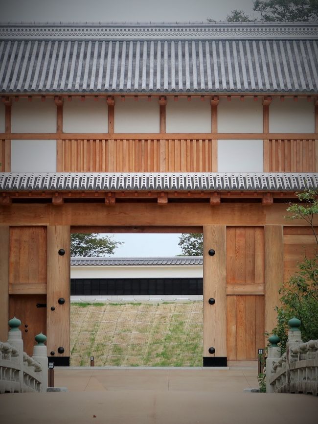 水戸城（みとじょう）は、常陸国茨城郡水戸（現在の茨城県水戸市三の丸）にあった日本の城である。 江戸時代には、徳川御三家の一つ水戸徳川家の居城で、水戸藩の政庁が置かれた。茨城県指定史跡。三の丸にある藩校・弘道館は国の特別史跡。 <br /><br />水戸市の中心部、水戸駅の北側に隣接する丘陵に築城された連郭式平山城である。北部を流れる那珂川と南部に広がっていた千波湖を天然の堀としていた。本丸の西側に二の丸が配され、さらに西に三の丸が配され、それぞれが空堀で仕切られていた。城郭は主に土塁と空堀で構成された戦国期東国の典型的な城である。常陸国主佐竹氏の後は徳川御三家の居城となった。江戸定府大名であったため、水戸城が藩主の居城として使われることは少なく、城内の建築物は質素であった。 <br /><br />薬医門（茨城県指定有形文化財）は銅板葺に変更されたものの現存しており、現在は旧本丸にある茨城県立水戸第一高等学校に移築されている。現存する水戸城の建物で最古のものである。 <br />水戸城は1871年（明治4年） の廃藩置県により廃城となった。<br />2006年（平成18年）4月6日 日本100名城（14番）に選定された。<br /><br />平成に入ってから水戸市によって大手門や二の丸角櫓などの整備計画が策定され復元などが進められており、大手門は2020年2月4日に復元式典が開かれた。<br />（フリー百科事典『ウィキペディア（Wikipedia）』より引用）<br /><br />水戸城大手門が、令和2年2月4日をもって完成しました。<br /> 本事業は、平成21年に坂東市の古刹で発見された水戸城の城門と伝わる扉が本市に寄贈されたことから始まり、水戸市は5年をかけて学術的な調査および検討を進めてまいりました。そして多くの皆様からの「一枚瓦城主」による寄付金が充てられ復元に至りました。　工事については、伝統工法を水戸の地で継承するべく奮闘された地元業者をはじめ、産学官民一体となり完成することができました。<br />https://www.city.mito.lg.jp/001373/001374/0/bunkazai/p021192.html　より引用<br /><br />大手門　については・・<br />https://shirobito.jp/article/1114<br />https://www.travel.co.jp/guide/article/43691/<br />https://ibarakinews.jp/news/newsdetail.php?f_jun=15808090201401<br /><br />水戸の観光　については・・<br />https://www.mitokoumon.com/<br /><br />水戸市は、茨城県の県央地域に位置する市。茨城県の県庁所在地で、中核市に指定されている。 <br />水戸徳川家所縁の地であり、水戸黄門（徳川光圀）や偕楽園が知られている。茨城県の名称は県庁が茨城郡水戸に置かれたことに由来する。関東平野の東側に位置し、茨城県の県央地域に区分される。 <br />（フリー百科事典『ウィキペディア（Wikipedia）』より引用）<br />