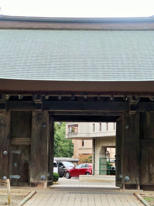 水戸城（みとじょう）は、常陸国茨城郡水戸（現在の茨城県水戸市三の丸）にあった日本の城である。 江戸時代には、徳川御三家の一つ水戸徳川家の居城で、水戸藩の政庁が置かれた。茨城県指定史跡。三の丸にある藩校・弘道館は国の特別史跡。 <br /><br />水戸市の中心部、水戸駅の北側に隣接する丘陵に築城された連郭式平山城である。北部を流れる那珂川と南部に広がっていた千波湖を天然の堀としていた。本丸の西側に二の丸が配され、さらに西に三の丸が配され、それぞれが空堀で仕切られていた。城郭は主に土塁と空堀で構成された戦国期東国の典型的な城である。常陸国主佐竹氏の後は徳川御三家の居城となった。江戸定府大名であったため、水戸城が藩主の居城として使われることは少なく、城内の建築物は質素であった。 <br /><br />薬医門（茨城県指定有形文化財）は銅板葺に変更されたものの現存しており、現在は旧本丸にある茨城県立水戸第一高等学校に移築されている。現存する水戸城の建物で最古のものである。 <br />水戸城は1871年（明治4年） の廃藩置県により廃城となった。<br />2006年（平成18年）4月6日 日本100名城（14番）に選定された。<br /><br />平成に入ってから水戸市によって大手門や二の丸角櫓などの整備計画が策定され復元などが進められており、大手門は2020年2月4日に復元式典が開かれた。<br />（フリー百科事典『ウィキペディア（Wikipedia）』より引用）<br /><br />水戸の観光　については・・<br />https://www.mitokoumon.com/<br /><br />水戸市は、茨城県の県央地域に位置する市。茨城県の県庁所在地で、中核市に指定されている。 <br />水戸徳川家所縁の地であり、水戸黄門（徳川光圀）や偕楽園が知られている。茨城県の名称は県庁が茨城郡水戸に置かれたことに由来する。<br />関東平野の東側に位置し、茨城県の県央地域に区分される。 <br />（フリー百科事典『ウィキペディア（Wikipedia）』より引用）<br />