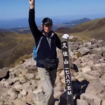 　久住山、固有名詞が出てくるのがいいですね。何処で何してるのか、山の名前だけで状況が見えてきますね。山登りをしているのかしら、それとも下から山を見ているのかしら。<br /><br />　手洟の先にって、ちょっと汚ない表現ですがああ山登りしていてティッシュペーパーもないので山の中だし、まあいいかって洟水飛ばしたんでしょうね。<br /><br />　それまで雄大な景色を見ながら歩いていたんだが洟水飛ばした先をふと見ると、小さな竜胆が咲いていたのに気付くなんて良いじゃないですか。<br /><br />　雄大な山の景色から目線が洟水飛ばした先の小さな竜胆にスポットが当たりますね、季語が生きてきます。 <br /><br />　問題は助詞の「に」の使い方の是非ですが、「の」とやると竜胆だけにスポットが当たりますが「に」を使う事で目線が空や景色といった雄大な所から小さな竜胆へ移る様子が表現できますね。<br /><br />　もちろん直しなんか要りませんよ。才能ありです！<br /><br /> 　夏井先生が褒めてくれそうな気がします。<br />（俳句はド素人のドラゴンの勝手なパロディ自画自賛評です、信用しないでね。山竜胆もドラゴンの造語です。オヤマリンドウはあるけどね。）<br /><br />　今回の旅行はツーリングと温泉巡りがメインだったので、登山の予定はしていなかったがユースのご主人に筌ノ口（うけのくち）温泉に連れて行ってもらった際に登山口の横を通ったので、明日は天気もいいしこの機会にぜひ久住山に登れと勧められ急遽山登りすることにした。<br /><br />　ストックやデイパックもなかったがコンパクトリュックに水だけ入れて行ってみる。<br /><br />　ユースで同宿した大分の人も久住に登るというので頂上まで同行してもらった。<br />      