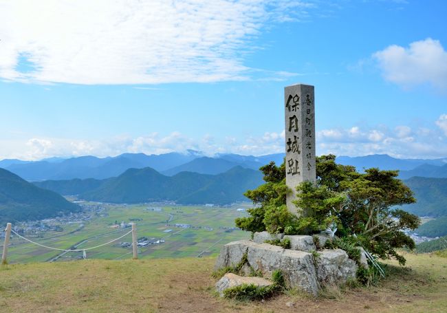 神戸に用事があったので、少し寄り道をして丹波の黒井城を訪ねた。１年前、城崎温泉からの帰りに近くを通り、登りたくなったが、その時は時間がなかった。登山口に駐車して、約４０分の登り。三の丸から本丸へと石垣が残されている。３６０度の展望も素晴らしい。