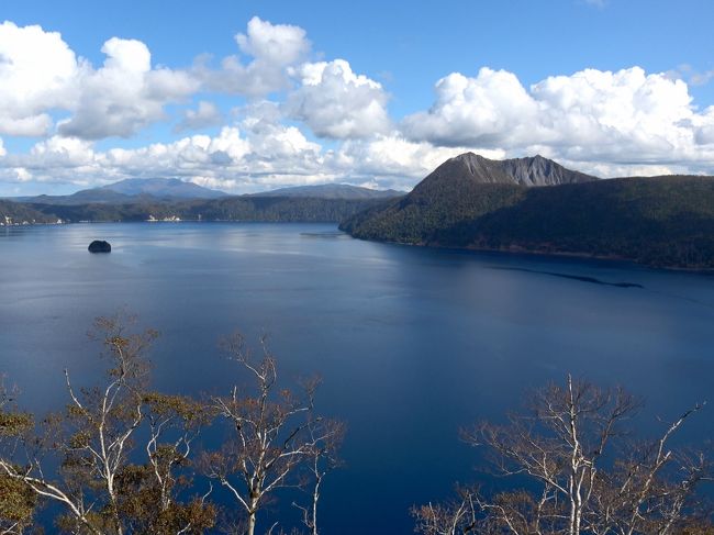 先月の道央での温泉巡りがとても気持ち良かったので、今月もまた行くことにしてしまいました。前回は道央を回ったのですが、今回はがんばって道東中心に知床まで行ってきました。同じ４泊５日ですが、前回の走行距離が550kmだったのに対して、今回は1050kmとなりました。でも北海道は道が広くて信号が少なく、とても走りやすかったです。<br />今回は松山～千歳の航空券と4泊のホテルの全てに朝食と夕食をつけて、二人で\113,373と格安でした。また、これにクーポンが\21,000還ってきましたので、実質一人当たり\46,000ぐらいで行けたことになります。GoToトラベル様々です。<br />朝食と夕食はほとんどがバイキング形式でした。「美食三昧」とタイトルに冠したため料理の写真もたくさん掲載しましたので、食事前で空腹の方の閲覧は要注意です。<br />