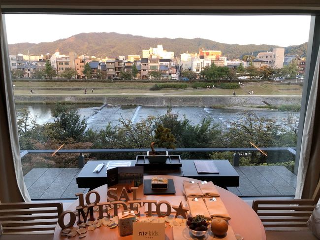 やってきました、リッツカールトン京都。<br />値段が異常に高いため、なかなかふんぎれなかった中、マリオットポイントが貯まったため持ち出し金額はほぼ無しでご来館w<br />(ってこのポイントが貯まるまでどれだけ各ホテルで散財したかw)<br />ハード・ソフト面ともにそこまでの価値があるのか、ワクワク感満載で出撃です。<br />