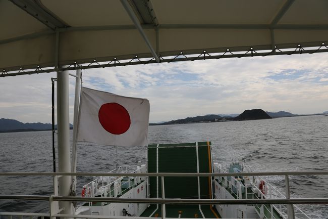 金曜日、仕事が休みになったので、急遽、全国で唯一雨の予報がなかった福岡へ行くことに。<br />2ヶ月連続で、九州に行くどころか国内旅行に行くのは初めて。<br />GOTOトラベルのおかげもあるけど、旅行に行けないストレス発散が目的。<br /><br />2日前に、飛行機とホテルを予約。<br />その数日前から、GOTOトラベルの予算が無くなったので割引額が減るとか大騒ぎの中、満額の割引を確保。<br /><br />今回の目標は、<br />・世界遺産 神宿る島を堪能する<br />・Shin-Shin住吉店でラーメンを食べる<br />・とりかわ(焼き鳥)を食べる<br />・有田焼の皿を買う<br />・佐賀牛を食べる<br />・太宰府天満宮で合格祈願のお守りを購入<br /><br />しかし、前日の天気予報は、福岡は金曜の夜から朝にかけて雨。<br /><br />朝少し寝坊して、6時前に家を出て、今回も羽田空港の駐車場は予約できなかったので、スカイビルの駐車場へ。<br />少し渋滞があったものの、7時過ぎに駐車場に到着し、バスに乗る。<br />首都高も渋滞していて、8時過ぎ、3週間ぶりの羽田空港に到着。<br /><br />前回の反省を生かし、手荷物検査前に朝食を購入し、手荷物検査後、ラウンジには行かず、ゲートで朝食。<br /><br />空席待ちが出る便だったこともあり、2日前の予約では3列の中央の更に中央の席しか取れなかったので、早めのグループ2で搭乗開始後、ほぼ定刻にプッシュバック。<br />窓の外はあまりわからなかったけど、今回もD滑走路だった模様。<br /><br />強い向かい風のため、福岡空港には20分ほど遅れて到着。<br />こちらも3週間ぶりとは言え、ちゃんと利用したのは11年ぶり。<br />レンタカーのカウンターが見当たらず、空港内をウロウロし、それでも見つけられずインフォメーションで聞いたら、空港から出て道を挟んだ向こう側のレンタカーの事務所に直接行くとのこと。<br />急いで、今回予約したニッポンレンタカーへ。<br />ETCカードを忘れたので追加で借りて、ナビの操作にてこずったものの、いざ宗像へ。<br /><br />渋滞もなく、1時間ほどで宗像大社 辺津宮へ。<br />30分ほど散策し、御朱印をいただいて、神湊港へ。<br /><br />フェリーに乗って、30分ほどで大島へ。<br />港の近くで、遅い昼食。<br />お金を払おうとしたら、店主が「チケット買った?待っててあげるから買っておいで」と言ってくれたので、急いで港でキャンペーンチケットを買ってお支払い。<br /><br />その後、食後の運動がてらにと、店主の制止を振り切り、沖津宮遥拝所へ徒歩で向かう。<br />かなりのアップダウンのある道で、汗だくになりながら20分ほどで到着。<br />何となく、沖ノ島が見えた気がしたので、急いで中津宮に向かう。<br />途中、少し雨が降ったりする中、15分ほどで到着。<br />御朱印をいただき、急いでフェリー乗り場に戻る。<br />無事フェリーに間に合い、帰りは20分ほどで神湊港に到着。<br />ほどなくして、雨が降り出したので、ちょうどよかった。<br /><br />そこから、博多のホテルに向かう。<br />すると「世界遺産のある町 福津」の看板を見つけたので注目していたら、「新原・奴山古墳群」の看板が出てきたので、行ってみたら、思いがけず、初めて見る前方後円墳を堪能することが出来た。