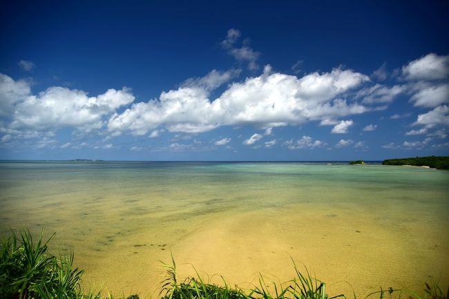Gotoキャンペーンを利用して、念願の西表島に行ってきました。<br />昨年から沖縄の海にハマり、石垣島にも何度か行ってるのですが、<br />西表島への道はなかなか遠くて、ようやく行くことが叶いました。<br />台風に邪魔されることもなく、運がよかったです。<br />晴れ渡ったトロピカルな西表が出迎えてくれました。<br /><br />これ、大見謝(おおみじゃ)ロードパークの展望台からの一枚です。<br />真っ青な南の空に浮かぶ、真っ白な雲の流れがとても素敵でした。<br />干潮のビーチは、どこまでも遠浅です。<br />岬に近い海は、ブルーというより、エメラルドグリーンです。