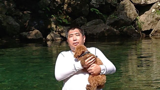 甲斐君はドックランではランせずクンクン星人でしたが奥豊後のエメラルドグリーンの清流カワセミ公園では水遊びを楽しんだテントサウナ同好会の方々と出会った。<br />写真はエメラルドグリーンなカワセミ公園と私と甲斐君<br />まずこのタイトル意味不明なので解説しますと<br />甲斐君はドックランではランせずクンクン星人でした<br />甲斐君ドックランは好きなのですが<br />他のワンコいると吠えるため<br />甲斐君がワンコ一人でいれる<br />穴場なドックランに行った<br />大分市の隣豊後大野市の道の駅みえのドックランに行きました<br />http://michinoekimie.com/sisetu.html<br />http://michinoekimie.com/dogrun.html<br />好運にも他のワンコはいず<br />早速甲斐君のリードをはずし<br />さあ甲斐君走り回っていいよと<br />言いましたがなぜか甲斐君<br />他の犬の残りがが気になるようで<br />全く走らず草をくんくん嗅ぎまくりクンクン星人だったという訳です<br />ちなみにここでカワセミ公園で食べる軽食<br />ハンバーガーコロッケバーガーなどを購入<br />またここ江内戸の景といい実は景色がよいhttps://www.visit-oita.jp/spots/detail/9145<br />景色堪能どうも野鳥も現れるようで<br />野鳥の写真の写真を撮りました<br />https://www.youtube.com/watch?v=E62ce0JFaGM<br />https://www.youtube.com/watch?v=zE5POJehEZE<br /><br /><br />あとはカワセミ公園<br />https://camp.tabinchuya.com/ooita/kawasemi_koen.html<br />http://www.coara.or.jp/~shuya/meisho/kawaasobi/kawaasobi-top.htm<br />ここは穴場中の穴場の奥豊後の清流<br />甲斐君を水遊びさせれる<br />清流を探したところここがヒット<br />行ったらエメラルドグリーーン<br />のとんでもないきれいな川魚もいる清流<br />甲斐君も浅瀬では水遊びに夢中<br />私は泳ぎました<br />カワセミがあらわれるからカワセミ公園<br />https://www.youtube.com/watch?v=t5JcTzlbrE8<br /><br />テントサウナ同好会の方々と出会った。<br />これはですね<br />テントで来てる4-5名の集団に甲斐君が<br />ご挨拶しに行ったら<br />うちらはテントサウナで<br />熱くなったら天然の水風呂<br />清流にじゃぽんする<br />同好会<br />よかったらサウナやってくと<br />誘われましたが<br />清流で泳いで<br />着替えしたばかりで断りました<br />もっとはやく誘ってくれたら<br />やったのに<br />11月もまたうちら来るよ<br />もしよかったらと言われバイバイ<br />どうやらマツコデラックスさんの番組で<br />テントサウナを知ったらしいhttps://oceans.tokyo.jp/leisure/2019-1022-7/?p_page=2<br />この方々曰く奥豊後の清流でカワセミ公園が一番きれい<br />ちなみにこのカワセミ公園2年前まではグーグルにも載ってなくてくるの大変だったと<br />カーナビとグーグル両方使ってようやくたどり着きました確かに<br />また豊後大野市が<br />今サウナで町おこししてるらしいです。<br />豊後大野市は森と清流と滝と鍾乳洞はあるのですが<br />温泉がないんです隣の竹田には長湯久住など温泉多数またもうひとつ隣の大分市も温泉多数モール泉主体ですが<br />この温泉がないという<br />のを豊後大野は<br />よく考えたらうちは清流という<br />天然の水風呂はある<br />じゃあ近くにサウナ作って<br />じゃぽんしてもらったらいいという<br />発想でサウナで町おこしをしてます<br />まあなかなか面白い発想ですhttps://t-oita.jp/archives/197231<br />今サウナ増えてます豊後大野https://liginc.co.jp/483359<br />https://www.youtube.com/watch?v=mxR1i_V5vuw<br />豊後大野は3密になりにくい実はお勧めです温泉がないだけが唯一の弱点<br />ではあとは写真にコメントで<br />甲斐君ばりばり登場します<br />エンディングはこの方この日の車のBGMはカーリーラエジャプセンhttps://www.universal-music.co.jp/carly-rae-jepsen/明るい曲ばかりです。<br />https://www.youtube.com/watch?v=fWNaR-rxAic<br />https://www.youtube.com/watch?v=qV5lzRHrGeg<br />https://www.youtube.com/watch?v=H7HmzwI67ec
