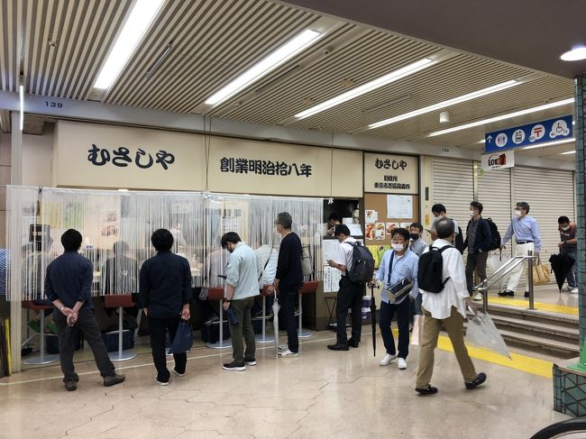 新橋駅西口のシンボルとも言えるニュー新橋ビルは、再開発により取り壊しの対象となり、2023年にはSL広場を含む敷地内に2棟の新しいビルが建つ予定になっています。都内に残る古いビルの中では、存在感があっただけにビルがなくなってしまうのは、非常に残念ですが、老朽化のため、地震による倒壊の可能性が高いとされているため、仕方がない側面はあります。<br /><br />ビルの一階を歩くと、いつも洋食店「まさしや」の前で長い行列が出来ているのに気づく人は、多いかと思います。バターを使って焼いた玉子の独特の風味が同店のオムライスの特徴とされていますが、このオムライスを求めてたくさんの人が毎日行列を作っています。<br /><br />レトロなニュー新橋ビルで食べてこその充実感もあると思いますので、オムライス好きには、同ビルがまだ残っているうちに食事をすることをお勧めしたいです。