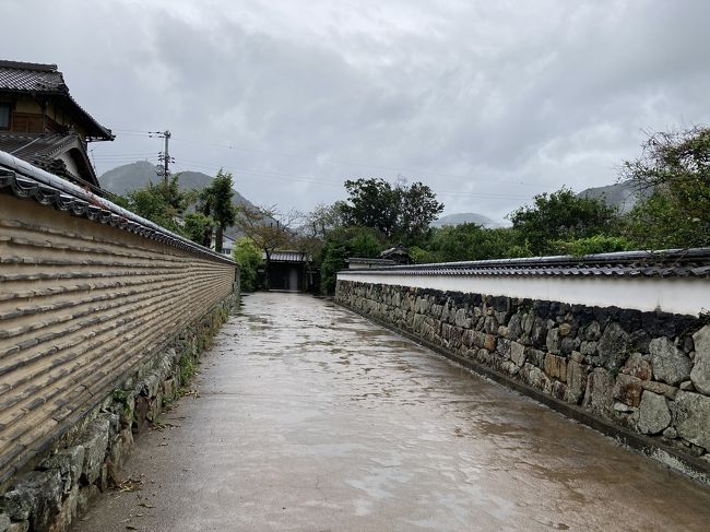 朝から雨が降りしきっています。せっかくの海が見える部屋もかたなし。<br /><br />朝食後、萩博物館、城下町区域を歩いてみましたが傘だけでは30分で全身ずぶ濡れ。気分が上がりません。<br /><br />チェックアウト後、ホテルで呼んでもらったタクシーの運転手さんが詳しそうだったので、しかも地域共通クーポンが使えるということだったので案内をお願いしました。<br /><br />堀内鍵曲、平安古鍵曲（ひやこかいまがり）、それと「美しい御朱印1000」に選出されたという円政寺。三度目の訪問になる松陰神社を回ってもらいました。<br /><br />写真は雨の鍵曲。