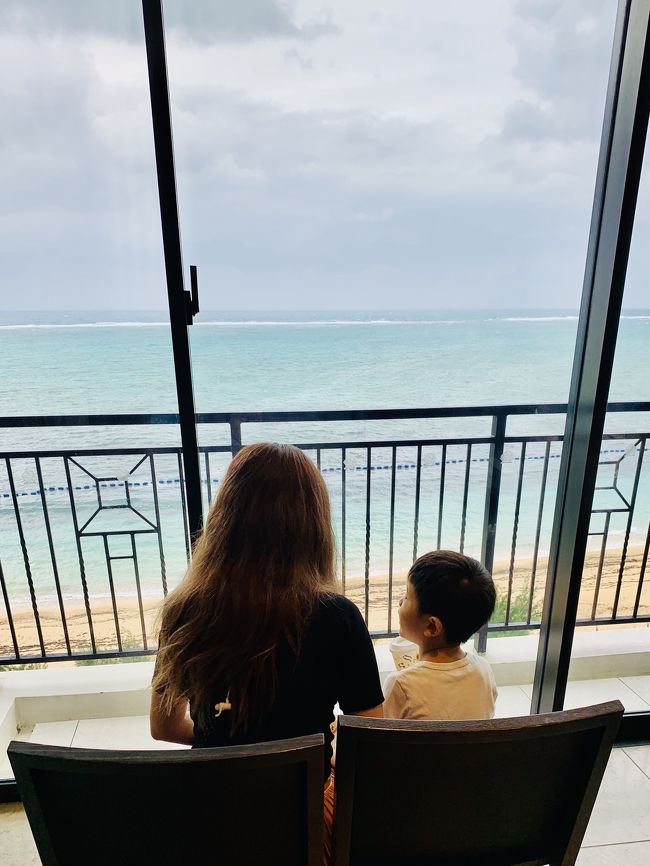 2020年10月4歳児と沖縄♪4日目♪雨の日　ハレクラニで優雅なひと時