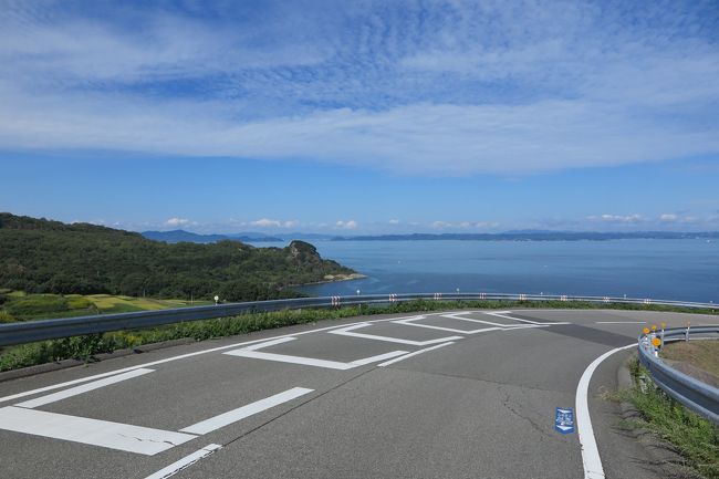 以前から気になっていた瀬戸内海のアートの島、豊島へ行ってきました。<br /><br />直島などを想像すると、そのコンパクトさにがっかりするかもしれません。<br /><br />ここをメインにするのではなく、直島と組み合わせるなどした方がいいかと思います。<br /><br />それでも、豊島美術館、豊島横尾館は素晴らしかったですし、<br />現代アートが好きな方は、訪れるべき場所かもしれません。<br /><br />豊島は小さな島なので、レンタル電動自転車で巡ったのですが、<br />予想以上のアップダウンで疲れました・・・。<br />20代と思われる観光客がほとんどな理由が分かりました。<br />体力をつけて来てください。<br /><br />2日目は、男木島、女木島を訪れる予定でしたが、あいにくの雨で、<br />高松で玉藻公園、うどん屋、栗林公園を巡って早めに帰途に着きました。