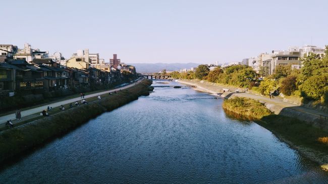 京都へは中学校の修学旅行以来これまでに何度も足を運んでいる。<br />今回は宿泊した四条周辺から三条大橋、二条城、京都御所、本能寺をぶらぶらしたほか大河ドラマ「麒麟がくる」に令和2年9～10月に登場した足利義輝と足利義昭にゆかりのある場所も訪れてみた。<br />（2020.10.23旅行記の作成開始）<br /><br />※表紙写真は四条大橋から上流方向を撮影。私の好きな京都の風景の一つ。