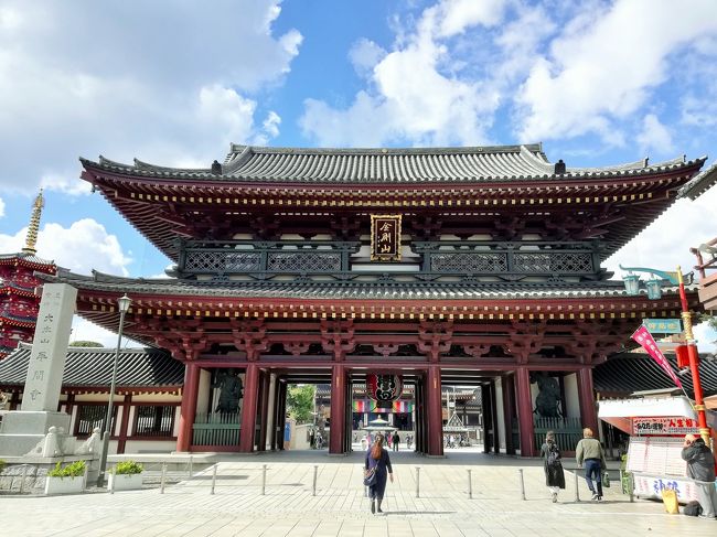 10月21日水曜<br />~*友人と近場を散歩*~<br />友人からの提案*川崎大師はどう?<br />行こう行こうと即返信。<br /><br />川崎大師と言えば、初詣に毎年300万人の参拝者が集まるとかで、何年も行ってない。<br />いや、1度しか参拝したことない、それも遥か昔のこと。<br /><br />川崎大師駅から表参道を通って川崎大師へ。<br />店頭でとんとこ包丁をリズミカルに鳴らして切っていく飴とか、くず餅が有名。<br /><br />ランチは、事前にぐるなびでGo To Eat該当店のレストランを予約。<br />こんなことあるの!?というハプニング!!<br />途中下車して行ったのに…<br />休みっだって(*_*)トホホ<br /><br /><br />