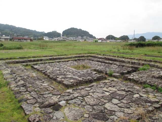 ９月に入って旅行社のパンフが郵便箱に入りだしました。<br />見ると「ゆったり京都７日間」等とあります。<br />そうだな～、外国人のいない京都奈良は今がチャンスだな～と思い３月にキャンセル延期のUA（ユナイティド航空）のマイルで大阪伊丹往復を予約。<br />ホテルは京都・橿原・奈良に各２泊づつ。６泊７日の国内旅行です。<br /><br />１日目　羽田⇒伊丹　高速バスで京都　東山さんぽ　東急ホテル泊<br />２日目　京都御所他　市バス１日券で市内さんぽ　　東急ホテル泊<br />３日目　橿原神宮前へ移動　かめバスで飛鳥さんぽ　　ザ・橿原泊<br /><br />ここです↓<br />４日目　かめバス周遊で飛鳥さんぽ　パート２　　　　ザ・橿原泊<br /><br /><br />５日目　自転車で橿原さんぽ　奈良へ　国立博物館　奈良ホテル泊<br />６日目　高畑さんぽ　　奈良町さんぽ　　　　　　　奈良ホテル泊<br />７日目　奈良町さんぽパート２　高速バスで伊丹　伊丹⇒羽田　　　<br /><br /><br />今日は飛鳥宮跡や飛鳥寺などを廻ります。<br />お天気はあいにく雨です。