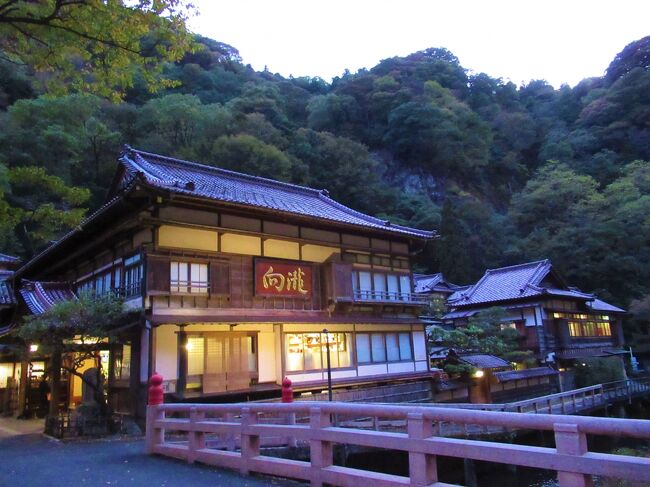 かねてから一度は泊まってみたかった会津東山温泉「向瀧」。<br />普段ならなかなか足は出ても手が出ないお宿ですが GoTo 割引が背中を押してくれました。<br />そこに泊まること自体が目的の旅です。<br /><br />赤瓦の「鶴ヶ城」に初対面し、まちなか周遊バスで「会津武家屋敷」を覗いて温泉街へ。<br />廃業している宿が多い中「向瀧」だけは凛として佇んでいました。<br />登録有形文化財として第一号に指定された私好みのクラシック旅館での一夜です。<br /><br />初日2020/10/20（火）晴れ　<br />7：06大宮駅発やまびこ203号　7：56郡山駅着　9：40会津若松駅着　10：10まちなか周遊バスにて「鶴ヶ城」　11：30料理旅館「田事」にてランチ　「会津武家屋敷」　14：40「向瀧」チェックイン<br /><br />長くなってしまうので、ここでは前編として、泊まった「百合の間」をはじめ宿のお風呂５箇所について書いてみたいと思います。<br />