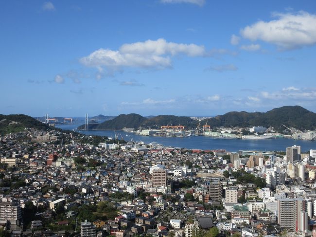 稲佐山ほどではないけれど名物の夜景がお宿から見えるというのが売りなので3蜜対策を施したホテル内を案内されて展望台に上り夜風が肌をさす寒さをものともせず暫し夜景に見とれました。<br />エレベーターに貼ってあった夜景観光ツアーは有料ですがここの展望台からの観賞は無料でした。長崎市内効率良く巡るべしとgo to trvel 観光バスツアーを予約してあったのでチケットに引換たのちバス車内で適宜頂くランチを買いに昨日の店に行きました。約5時間のツアーです。