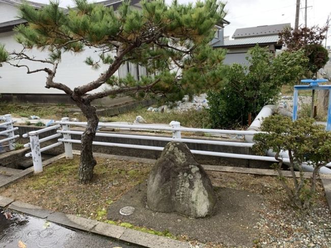 車の点検のためディーラーに行き、待ち時間の間に、目長田地区の史跡を見に行った。<br /><br />歩き始めて、１０分もしないうちに雨が降ってきたので、ディーラーに戻り、４０分の点検は終了。<br /><br />その後、本町に今年できた飲食店に行ってランチを食べた。