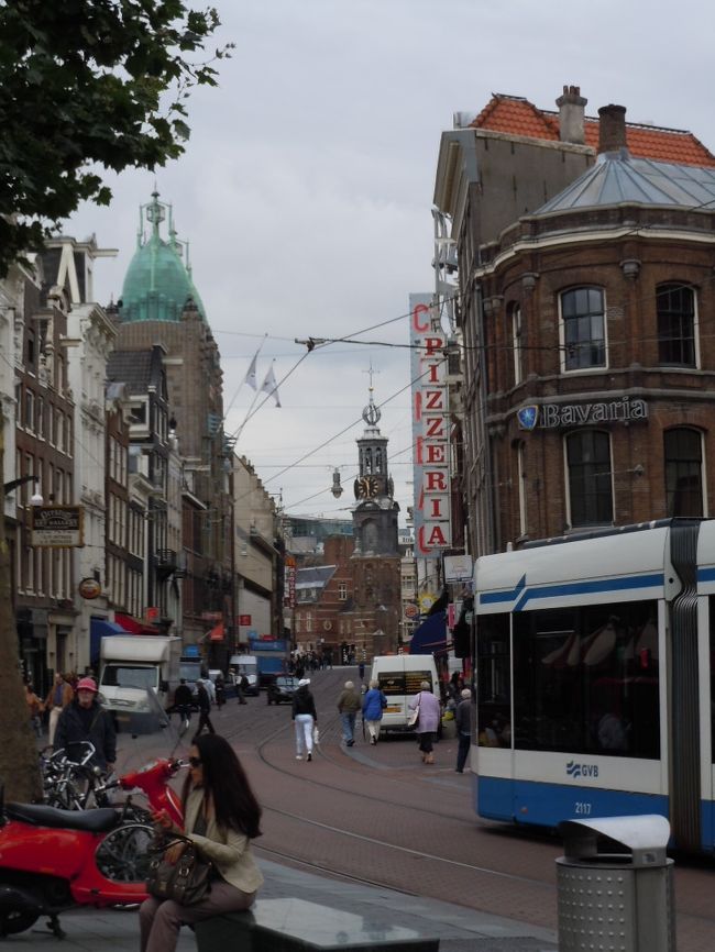引き続きアムステルダムの街を散策します。レンブラント広場からレンブラントの家まで
